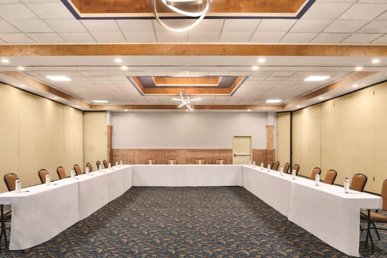 Hotel Wyndham Garden Conference Center Champaign - Urbana Exterior foto