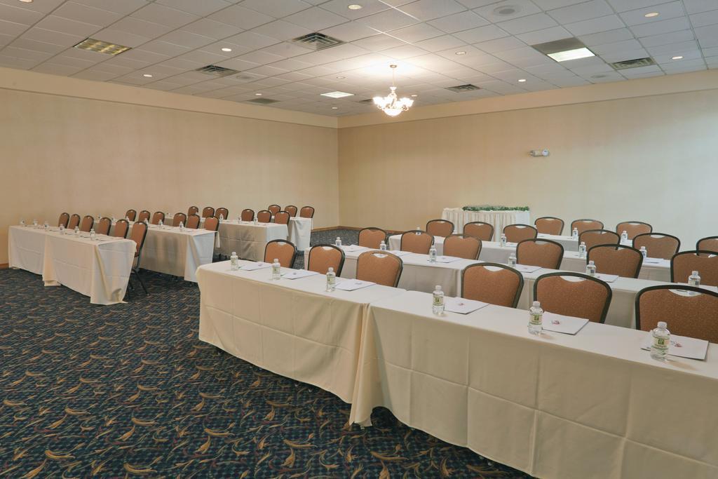 Hotel Wyndham Garden Conference Center Champaign - Urbana Exterior foto