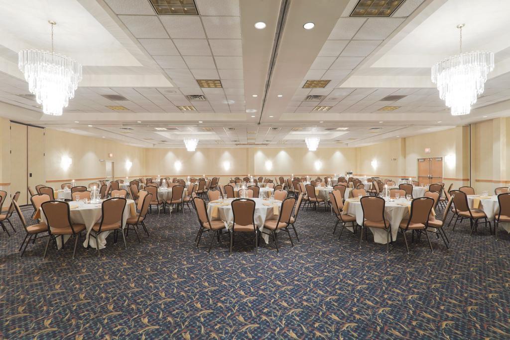 Hotel Wyndham Garden Conference Center Champaign - Urbana Exterior foto