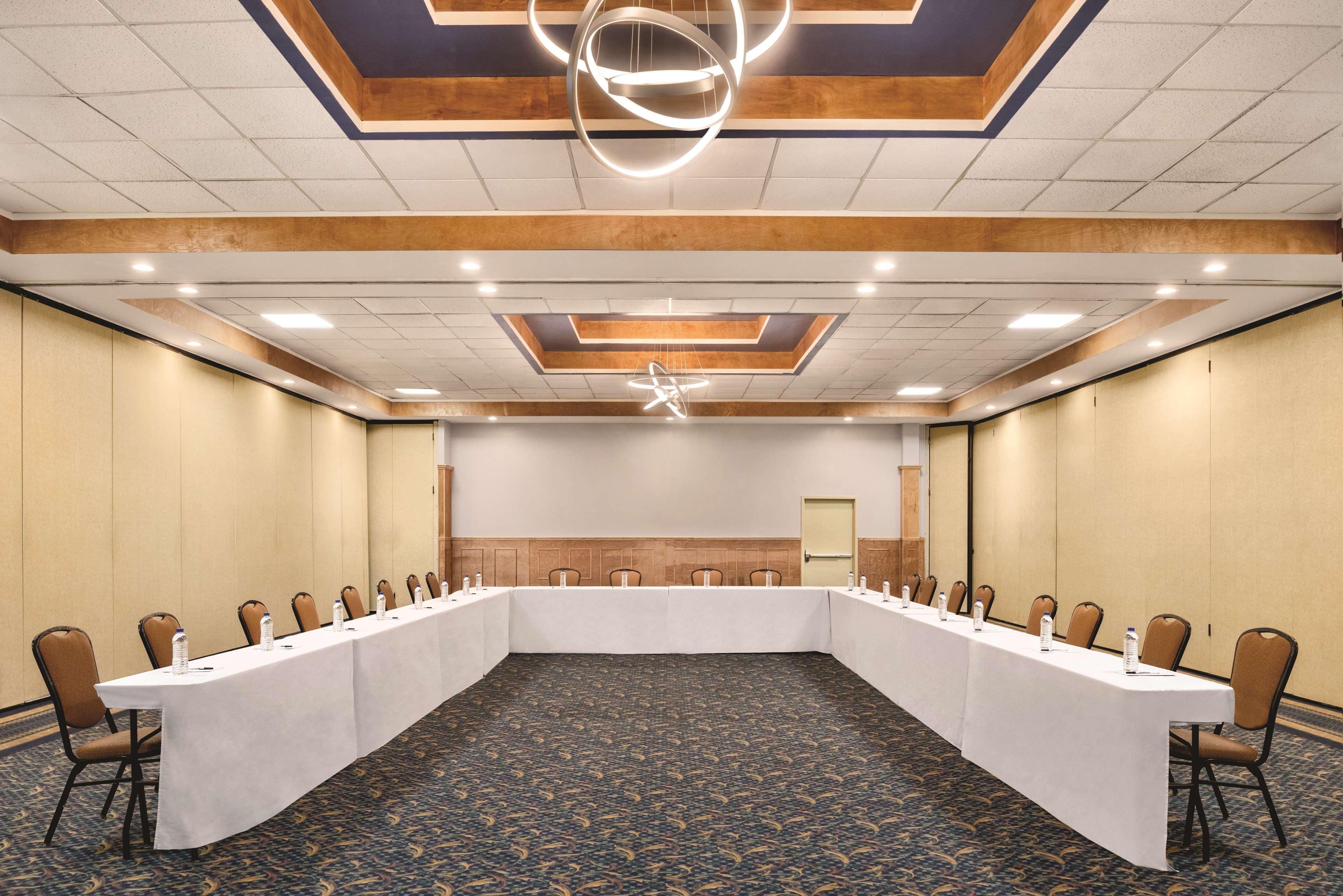 Hotel Wyndham Garden Conference Center Champaign - Urbana Exterior foto