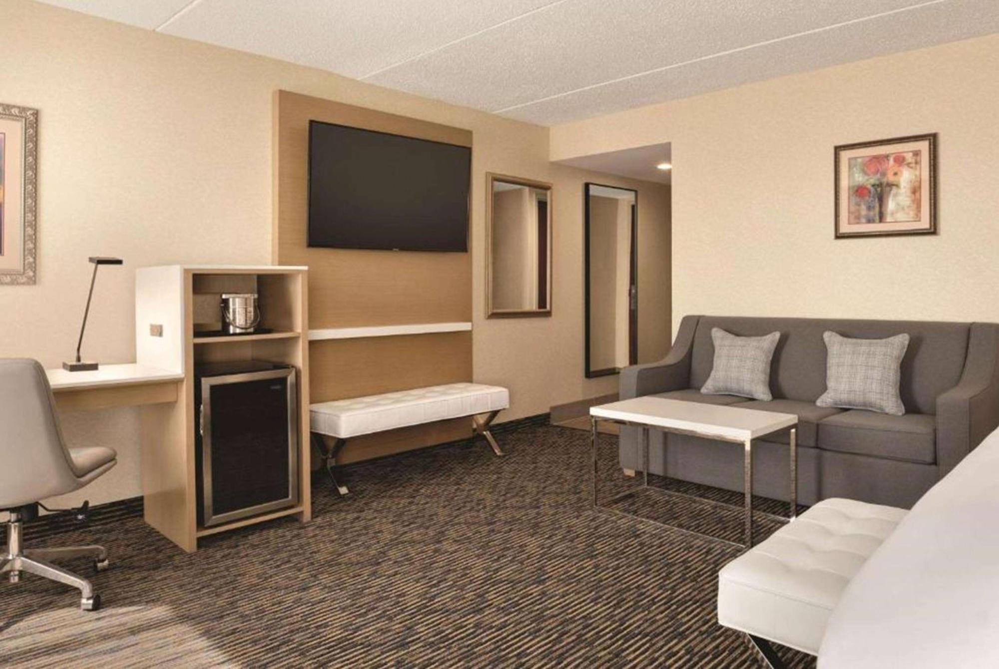 Hotel Wyndham Garden Conference Center Champaign - Urbana Exterior foto